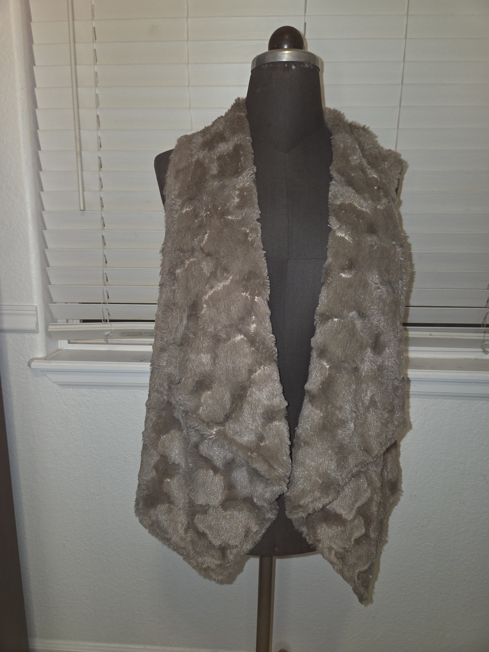 elevenses Plush Faux Fur Open Vest - Taupe